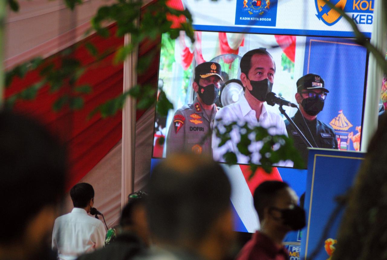 Presiden Meninjau Vaksinasi...