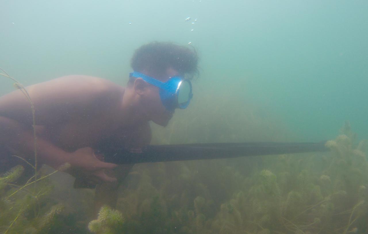 Pemanah Ikan di Danau...