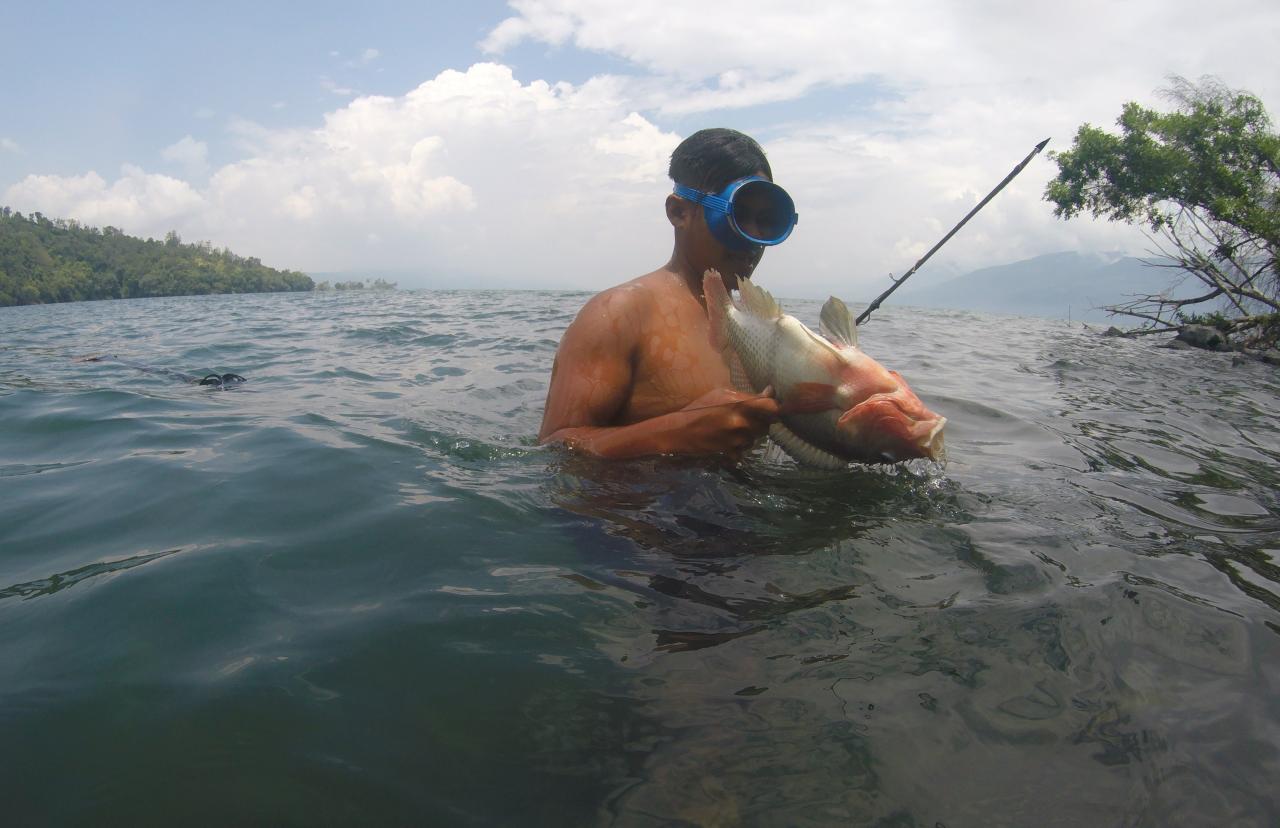 Pemanah Ikan di Danau...