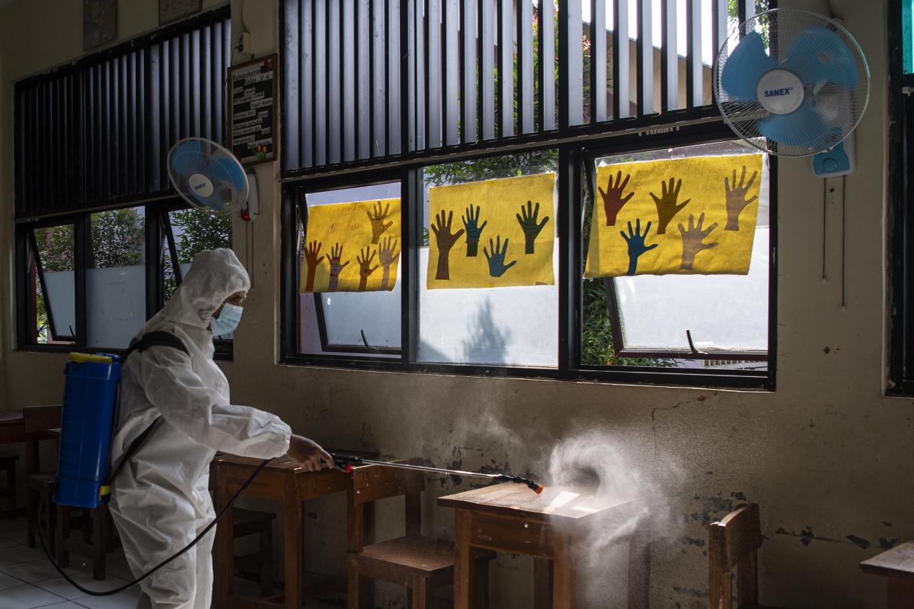 Penyemprotan Disinfektan...