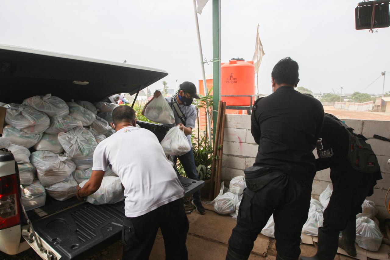 MNC Peduli Bagikan Paket...