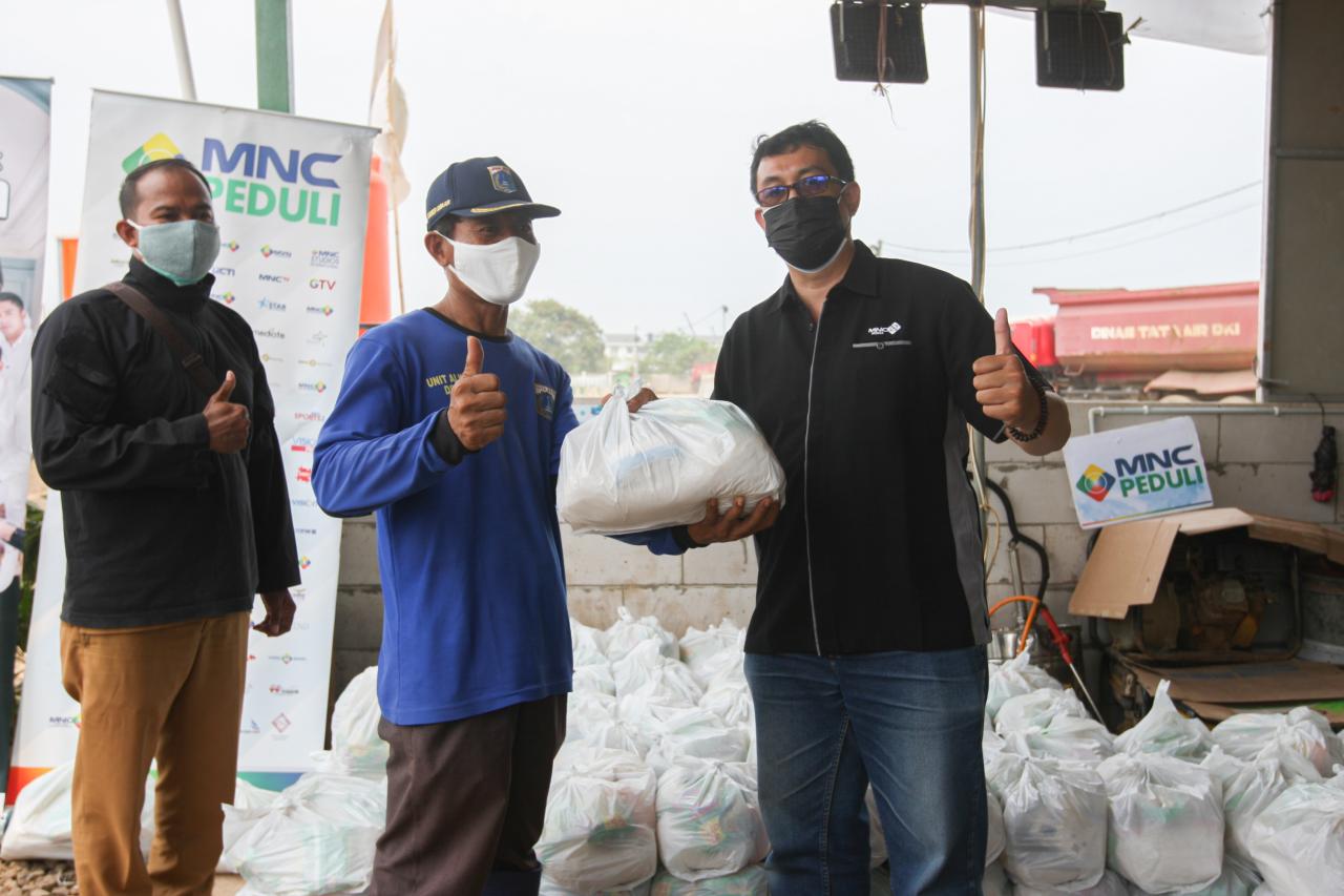 MNC Peduli Bagikan Paket...