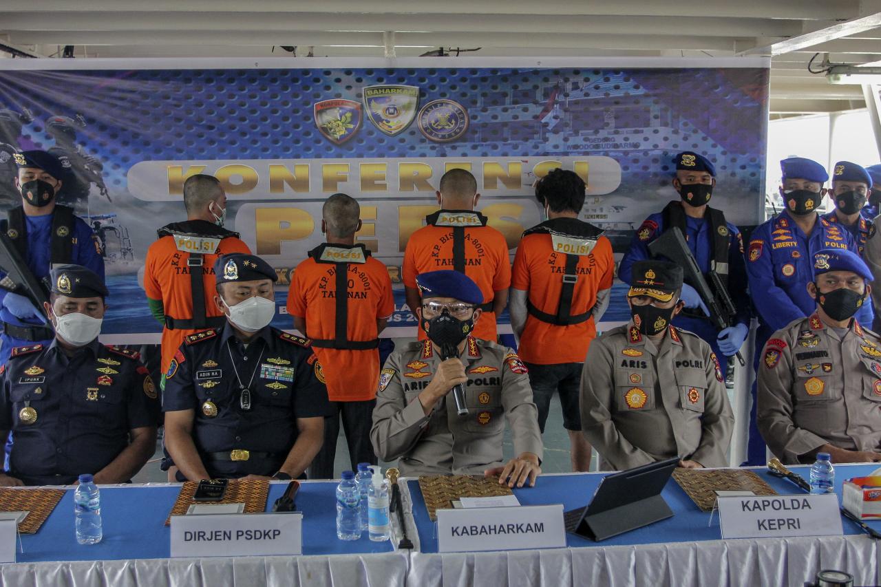 Polair Polda Kepri Tangkap...