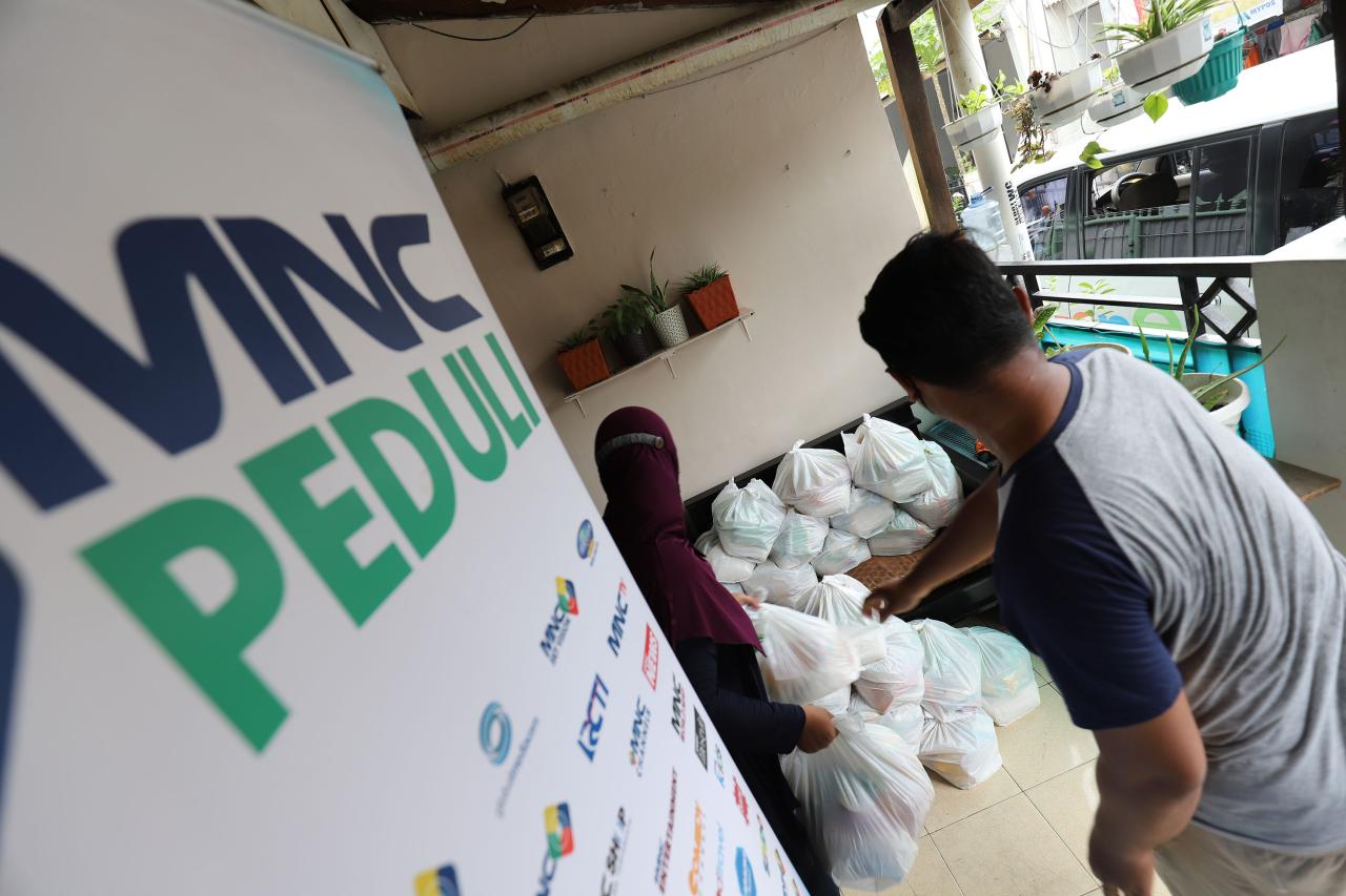 MNC Peduli Bagikan Sembako...