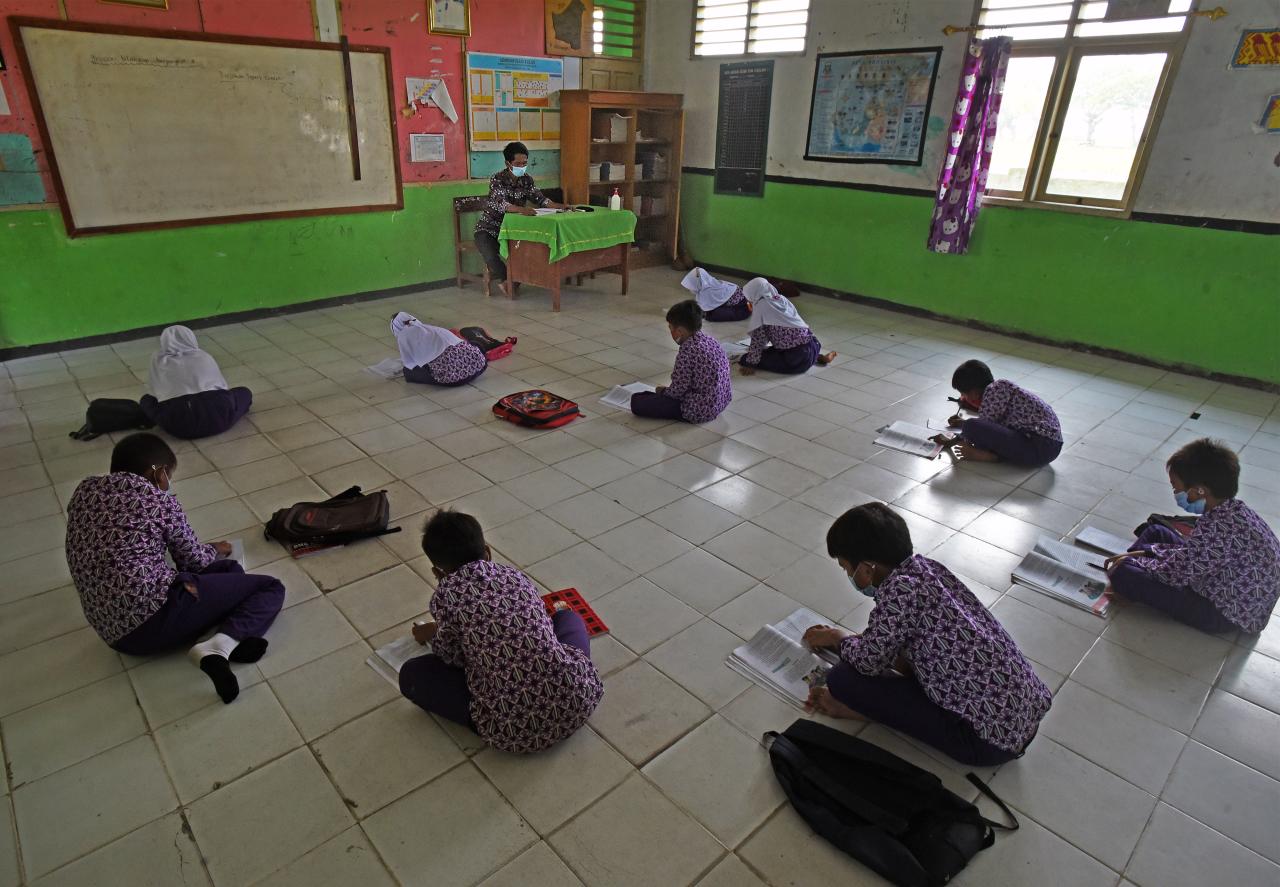Siswa Belajar di Lantai...