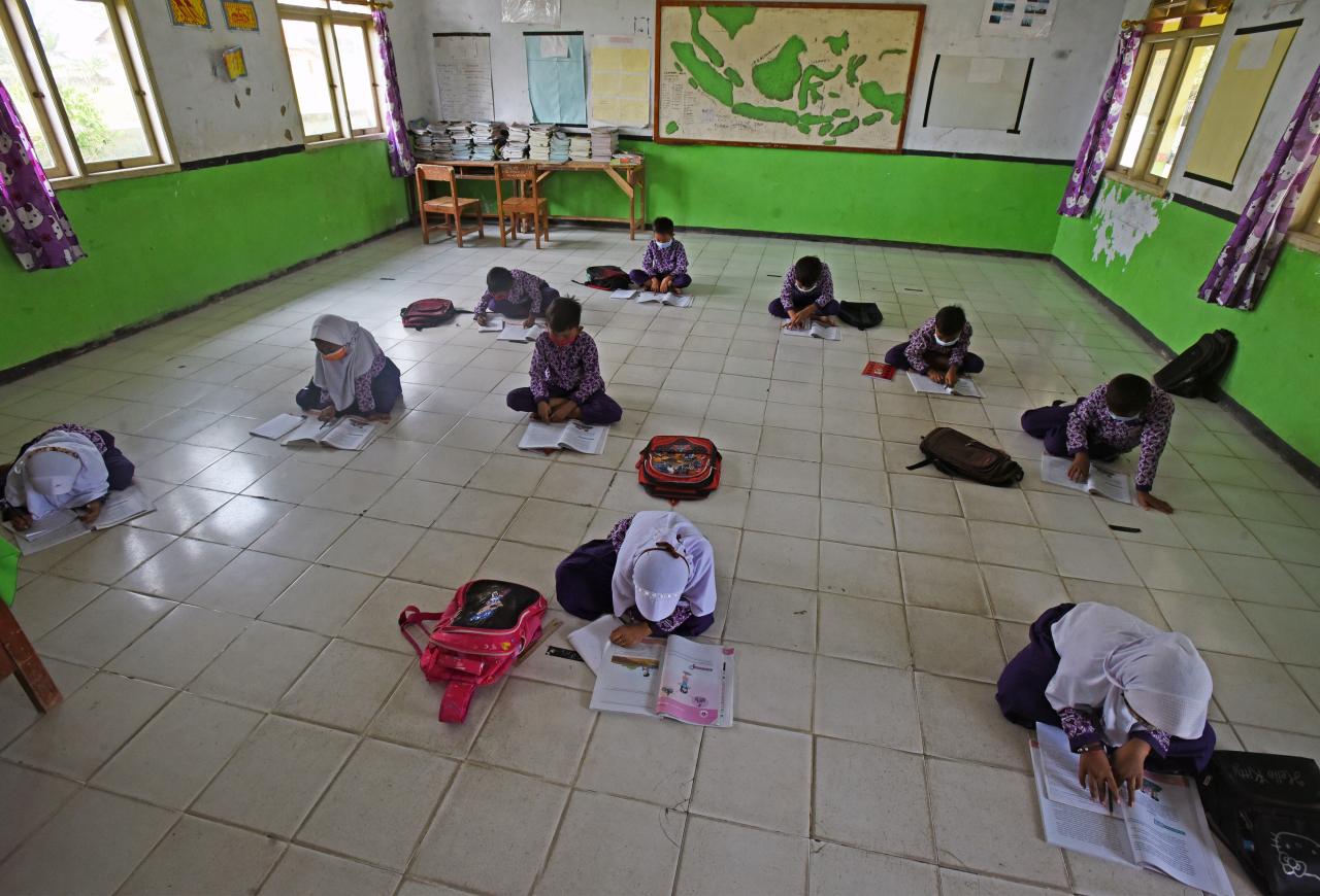 Siswa Belajar di Lantai...