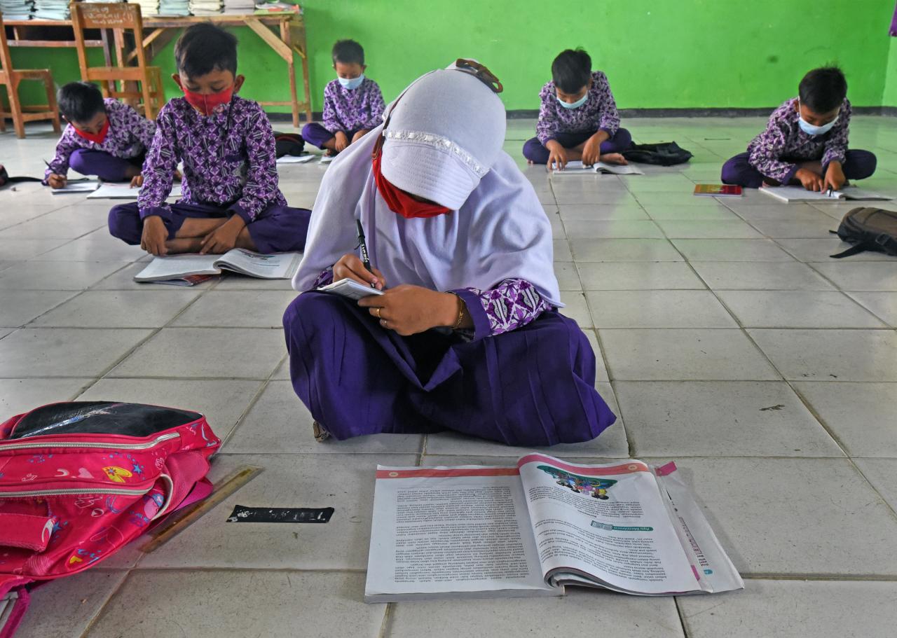 Siswa Belajar di Lantai...