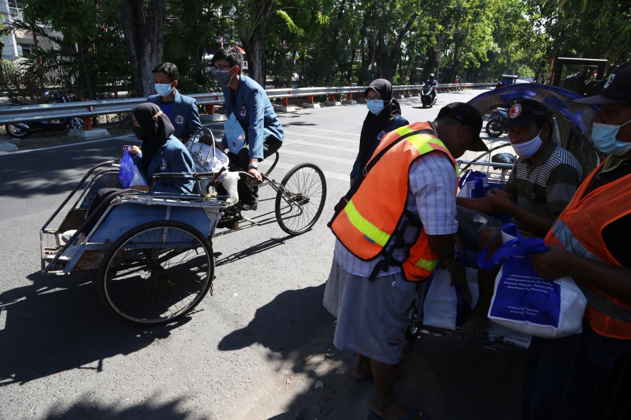 Kayuh Becak, Mahasiswa...