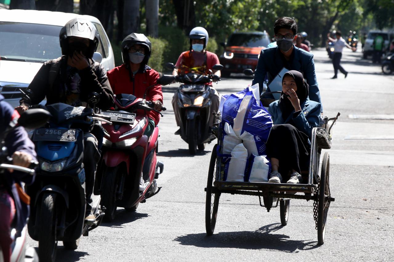 Kayuh Becak, Mahasiswa...
