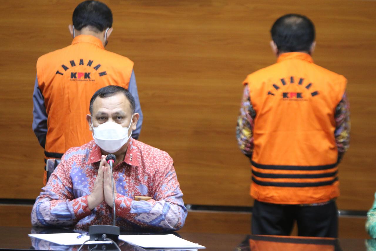 Diborgol dan Berbaju...