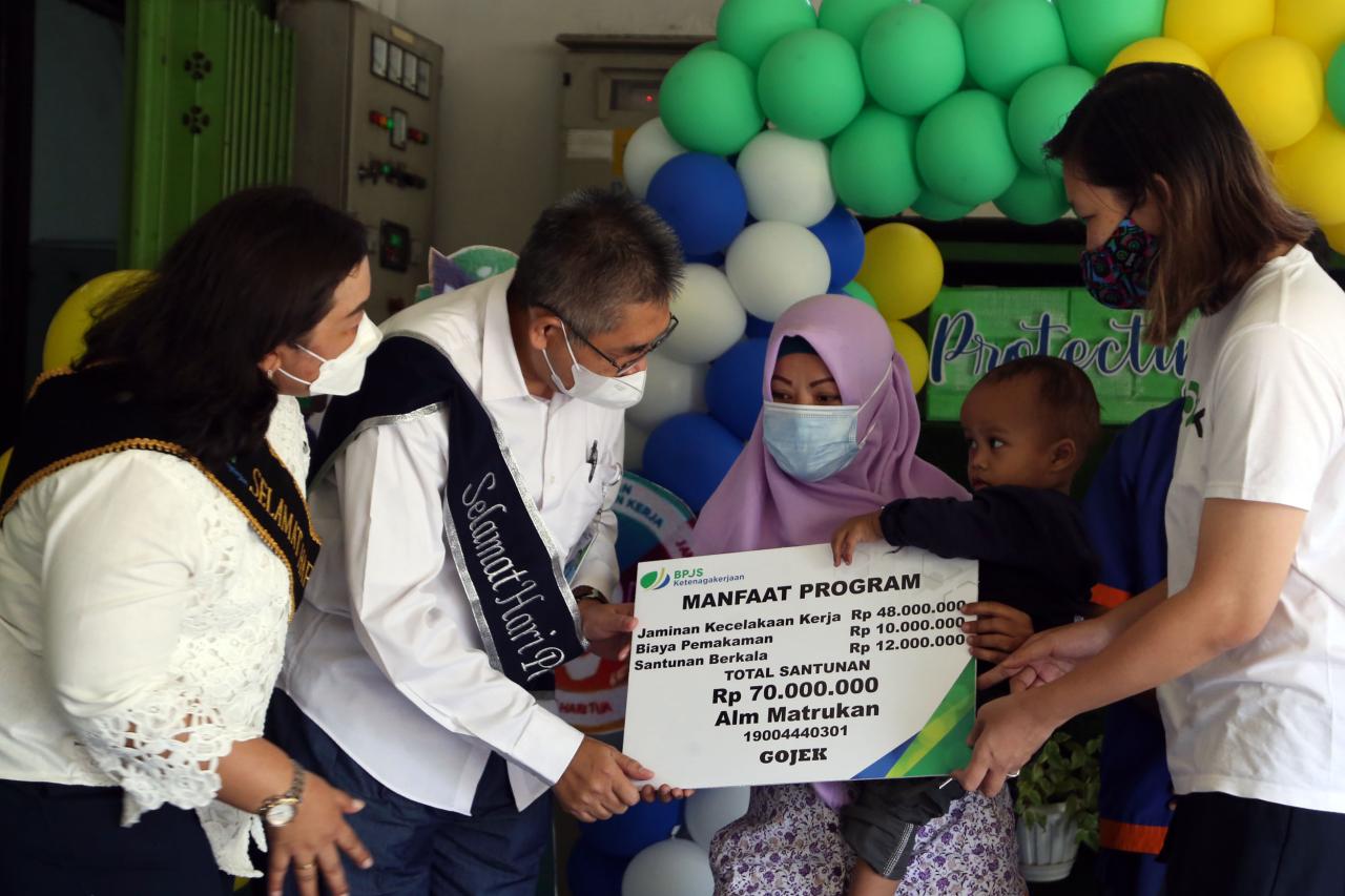 Penyerahan Santunan...