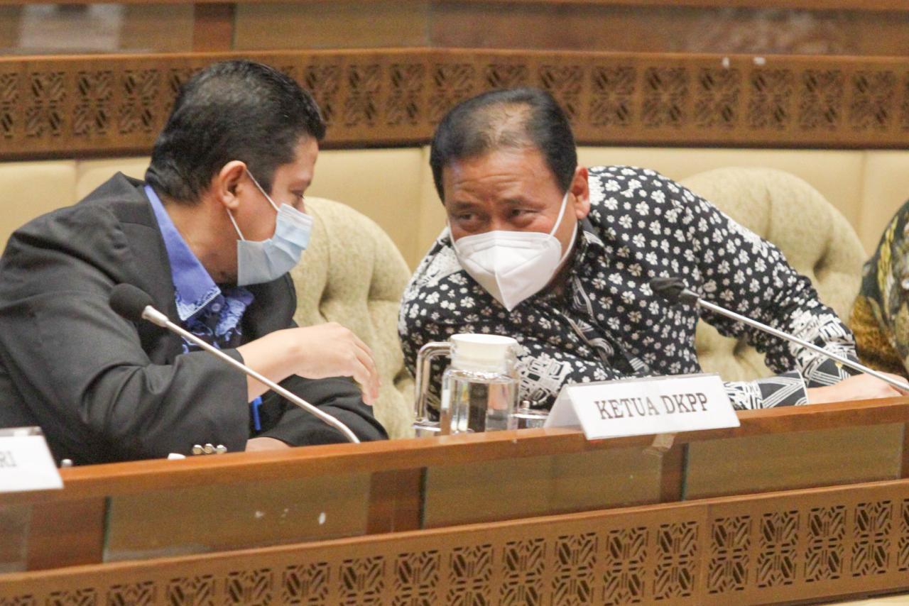 Mendagri Absen Rapat,...