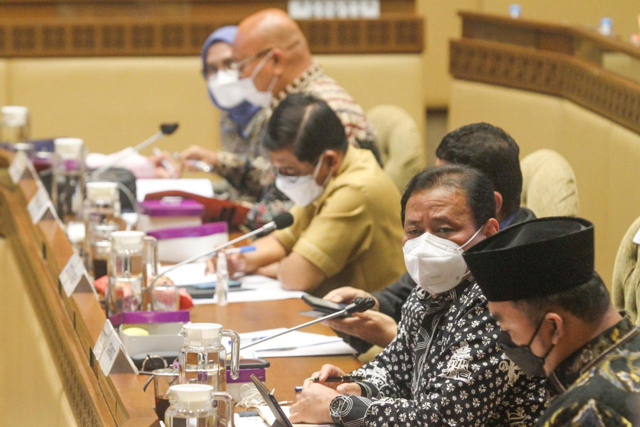 Mendagri Absen Rapat,...