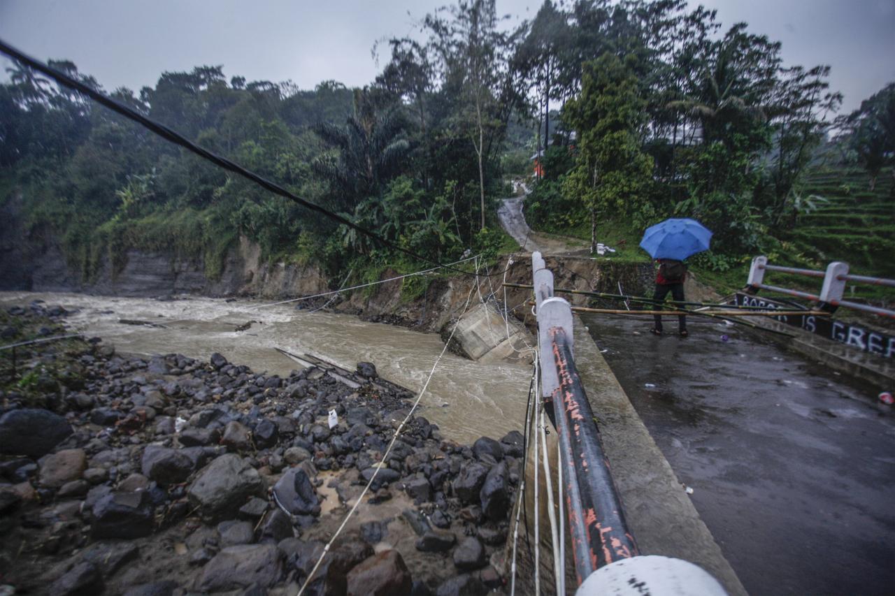 Jembatan Terputus Diterjang...