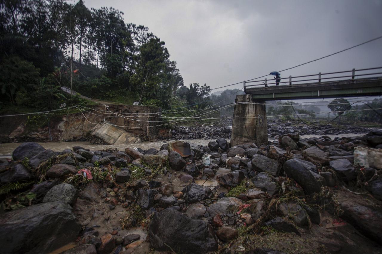 Jembatan Terputus Diterjang...