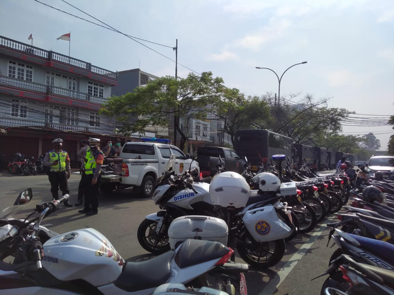 Puluhan Polisi Jaga...