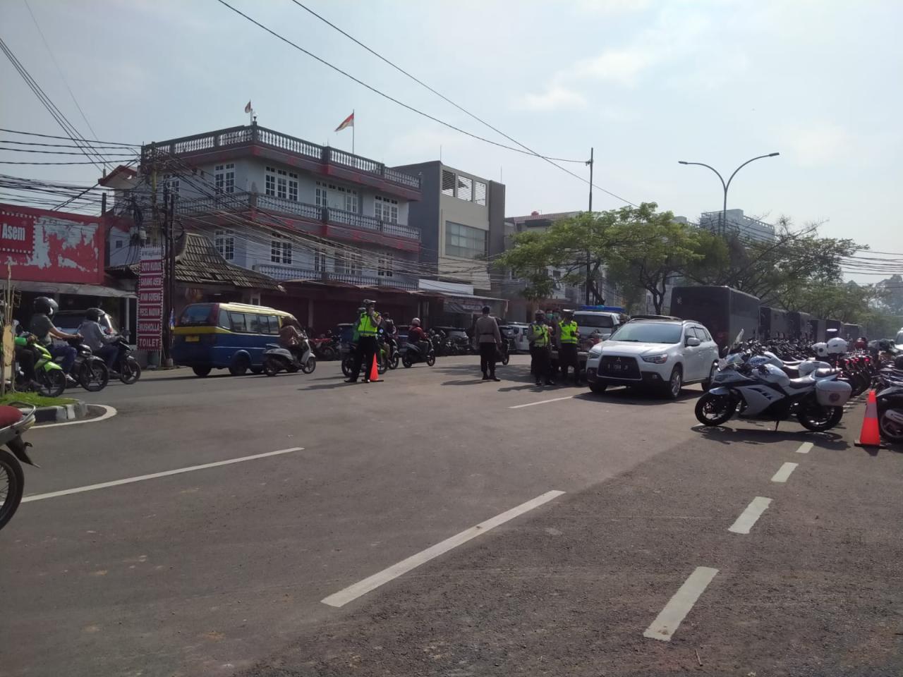 Puluhan Polisi Jaga...
