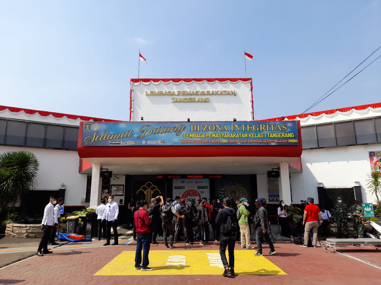 Polisi Bersenjata Lengkap...