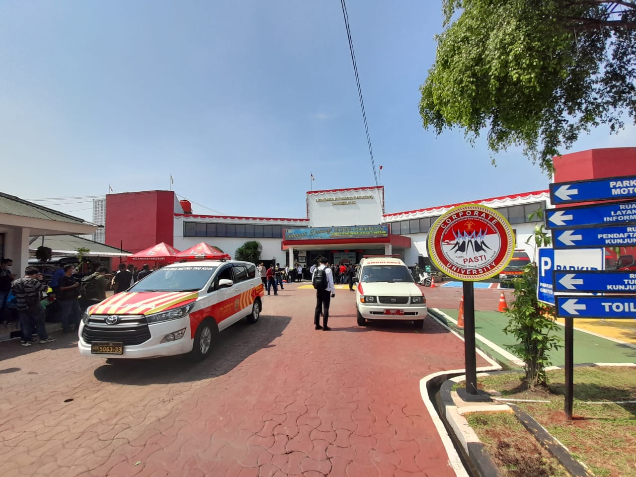 Polisi Bersenjata Lengkap...
