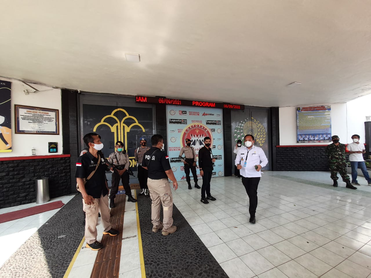 Polisi Bersenjata Lengkap...