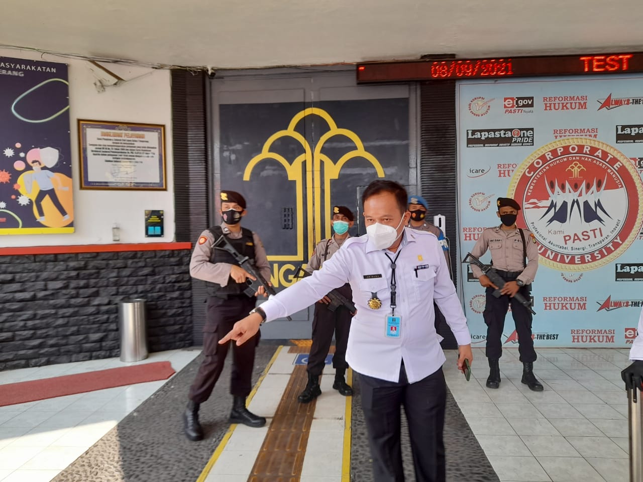 Polisi Bersenjata Lengkap...