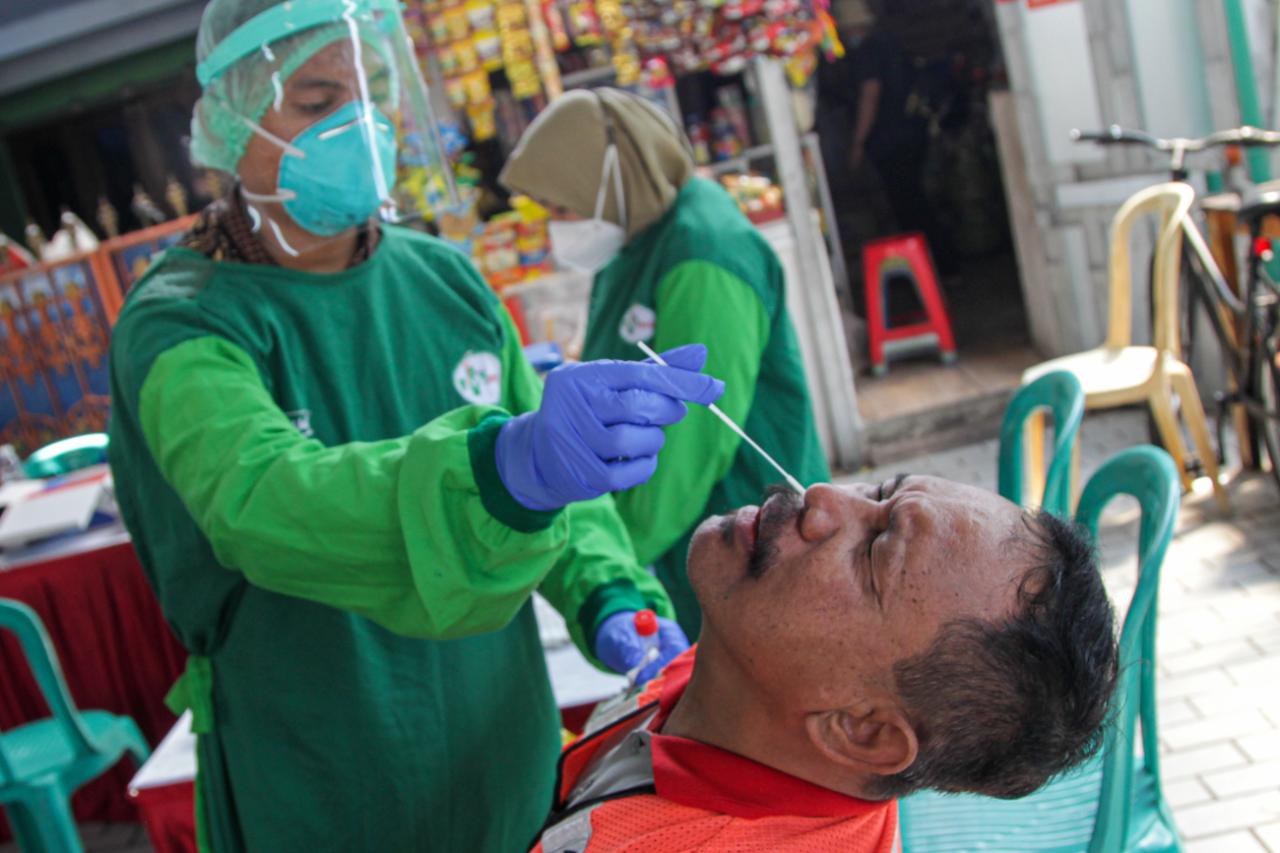 Warga Tes Usap Antigen...