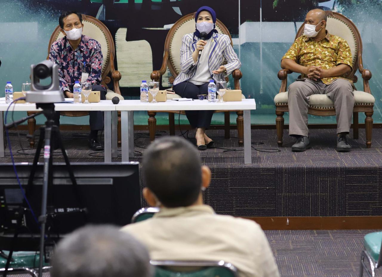 Diskusi Dialektika Membahas...