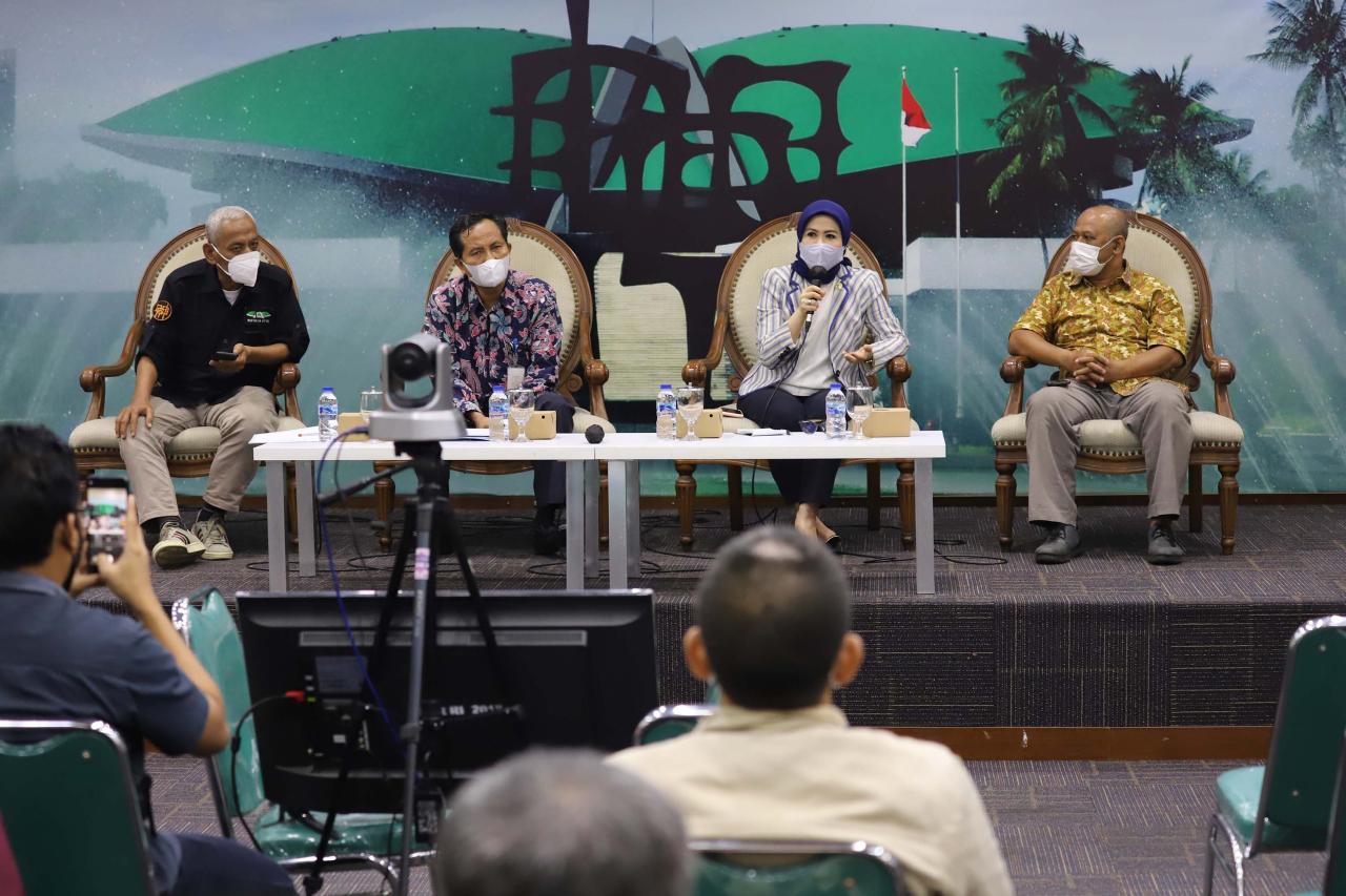 Diskusi Dialektika Membahas...