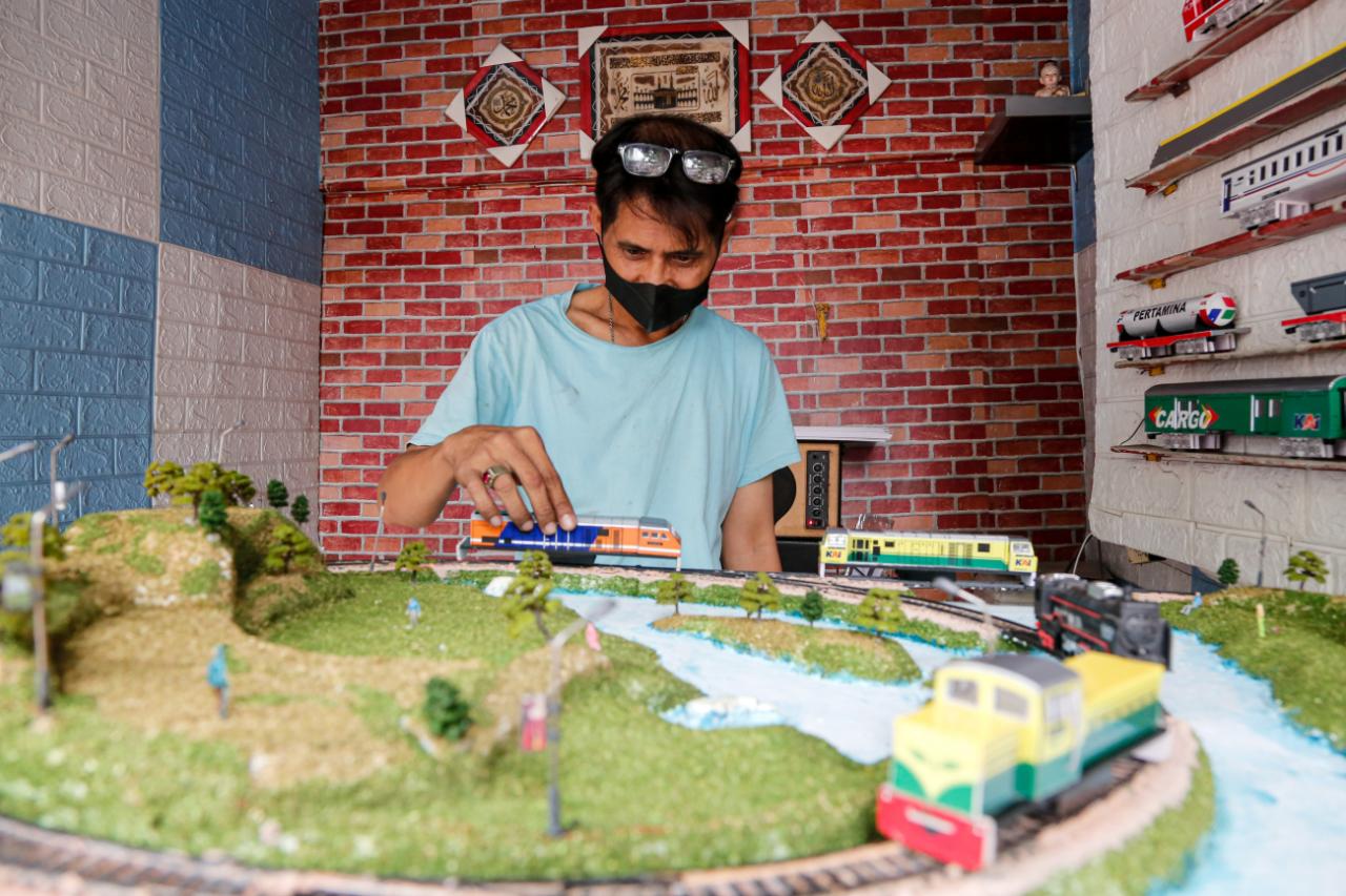 Bisnis Miniatur Kereta...