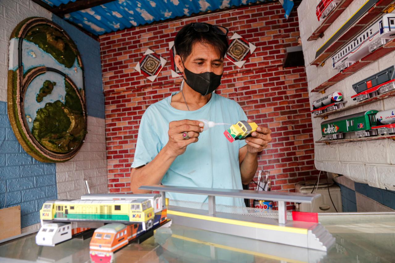 Bisnis Miniatur Kereta...