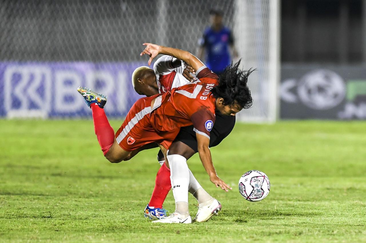 Madura United FC Bermain...