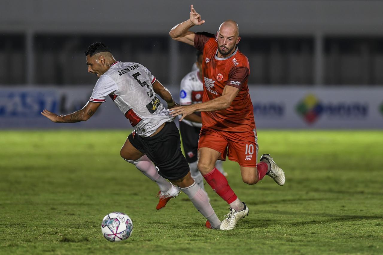 Madura United FC Bermain...