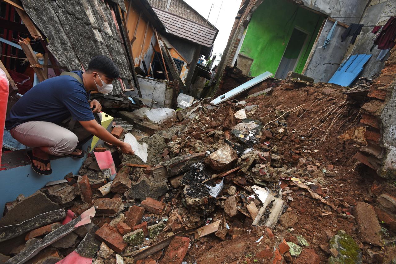 Rumah Roboh Akibat Angin...