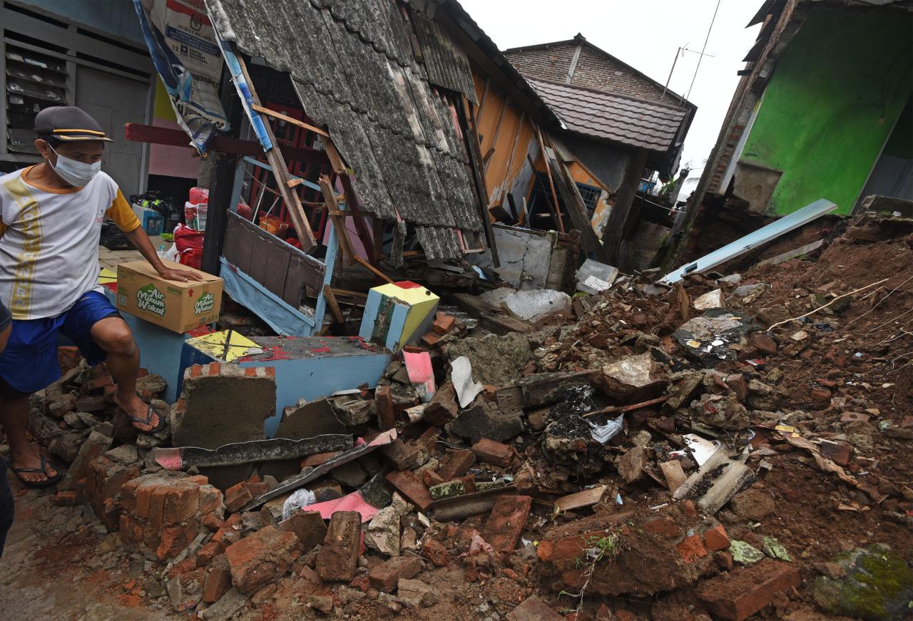 Rumah Roboh Akibat Angin...