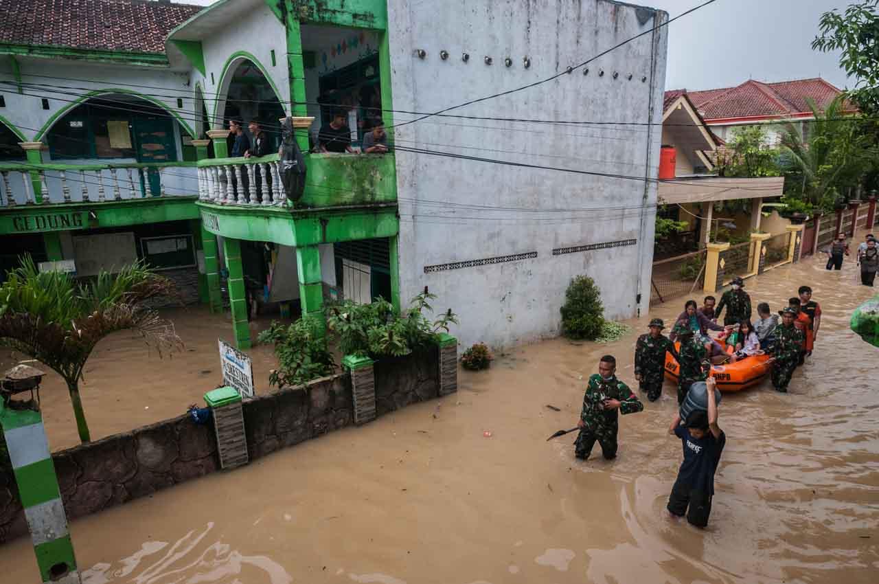 Banjir Setinggi 2 Meter...