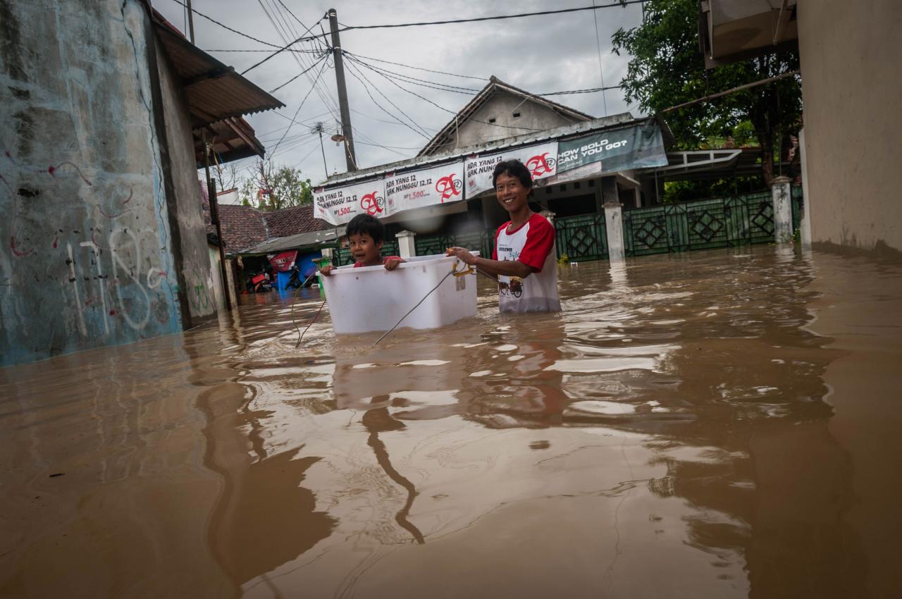 Banjir Setinggi 2 Meter...