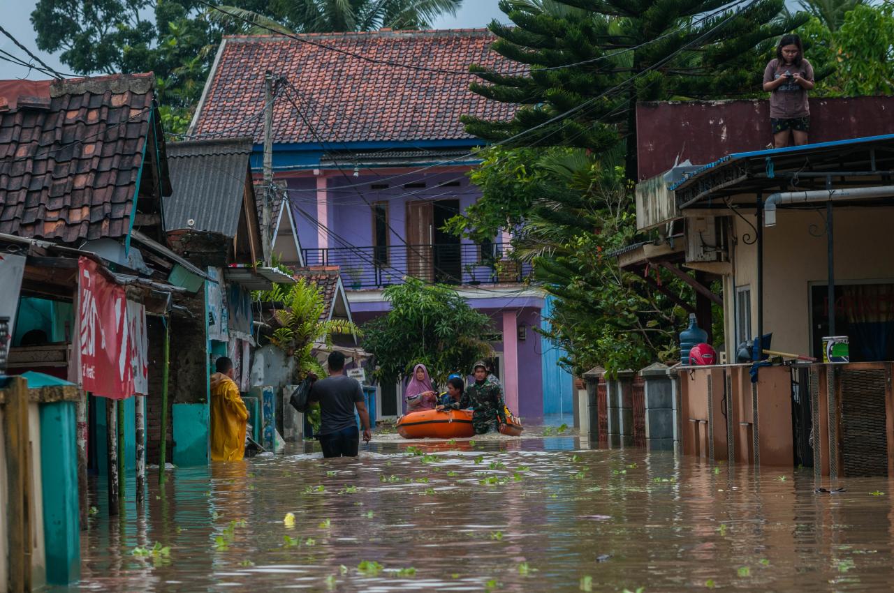Banjir Setinggi 2 Meter...