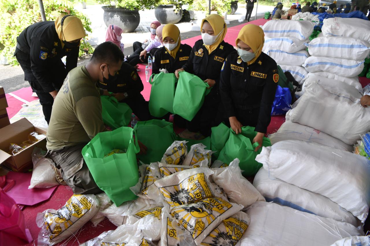 Penyaluran Bantuan Paket...