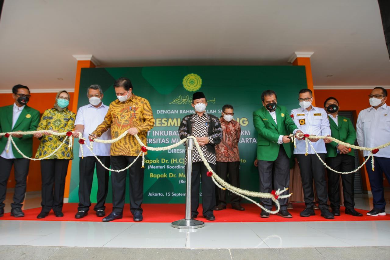 Menko Airlangga Berikan...