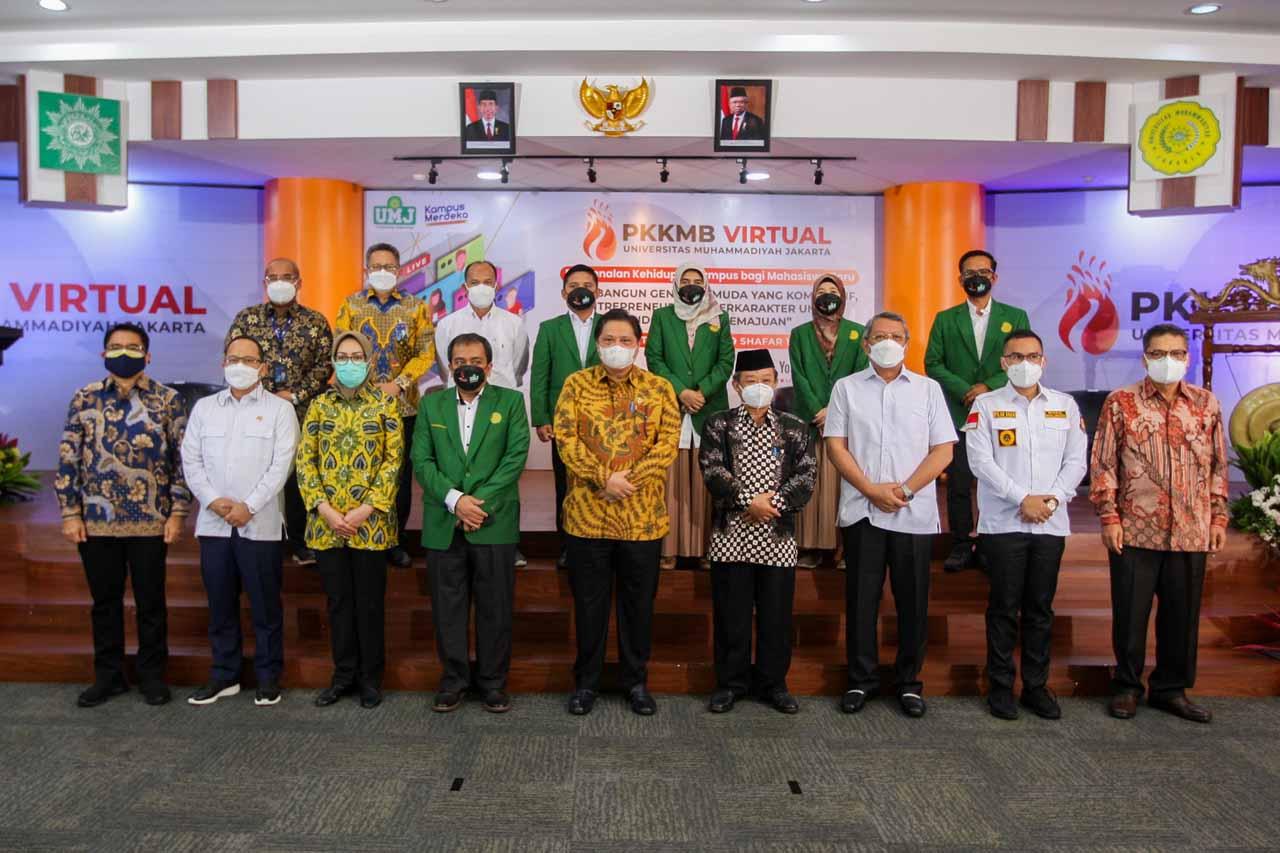 Menko Airlangga Berikan...