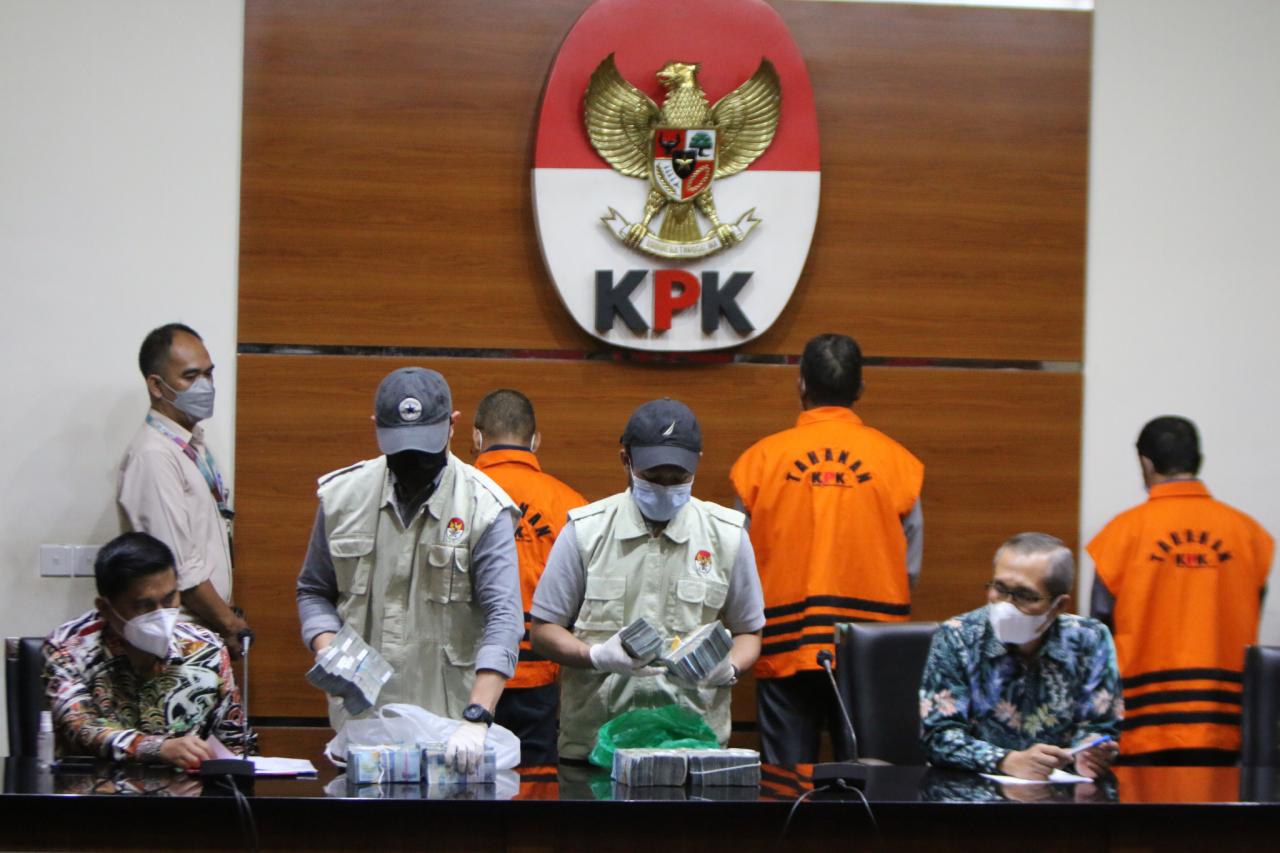 KPK Pamerkan Gepokan...