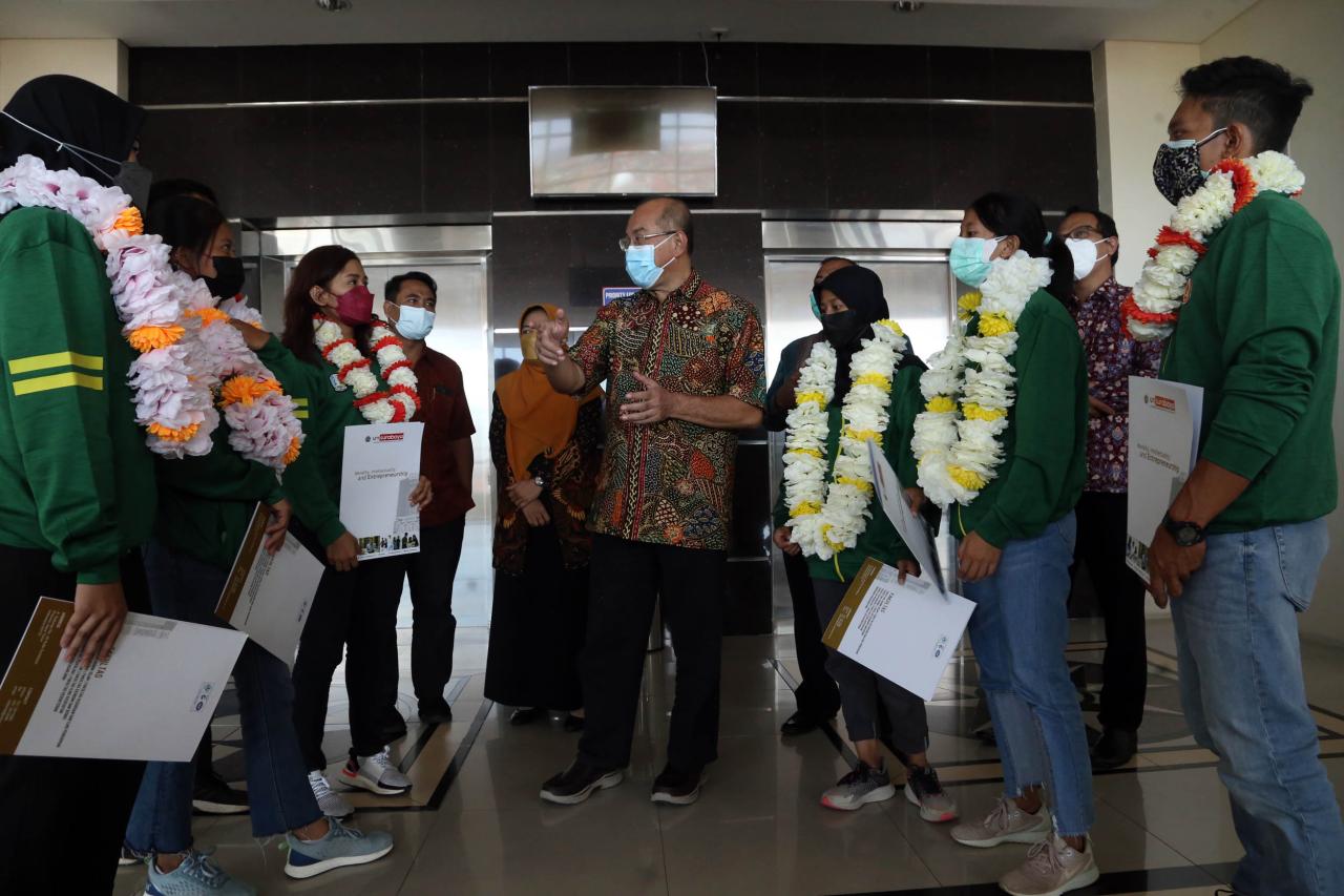 Sembilan Mahasiswa UMSurabaya...