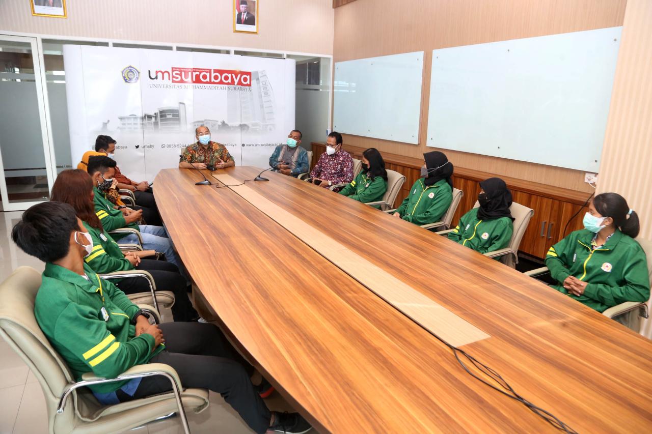 Sembilan Mahasiswa UMSurabaya...