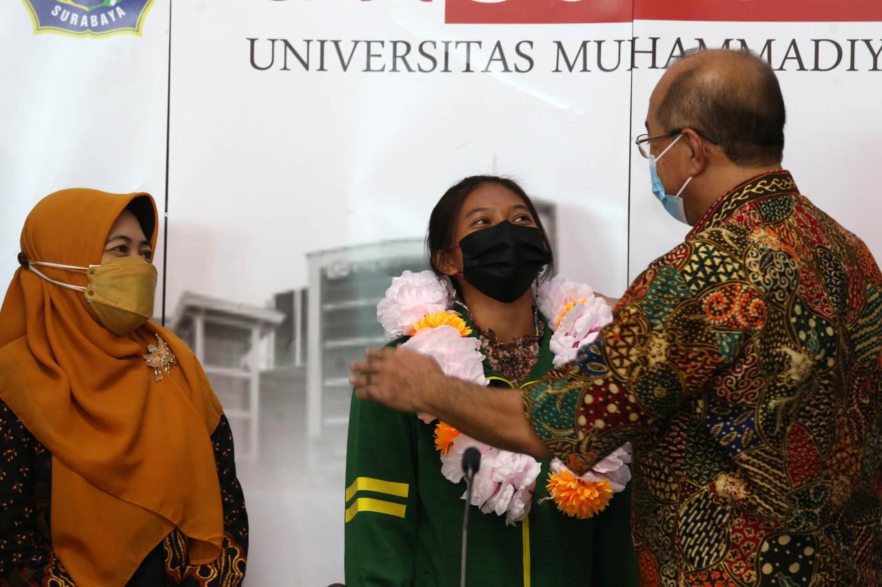 Sembilan Mahasiswa UMSurabaya...
