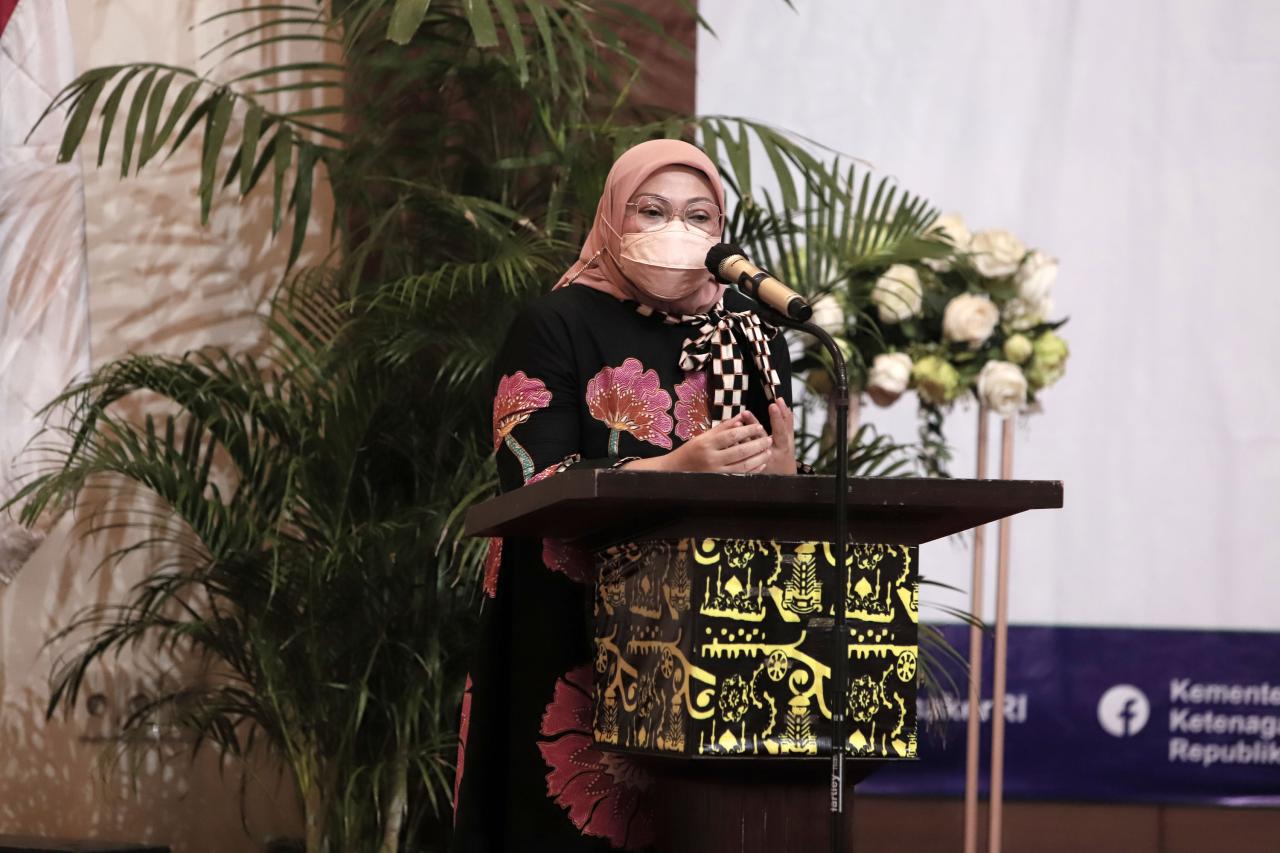 Menaker Hadiri Sosialisasi...