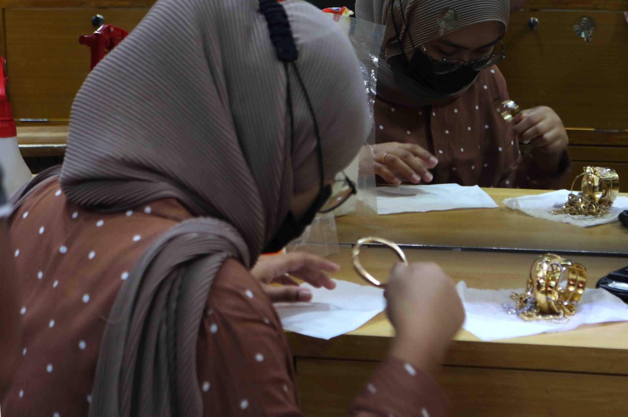 Harga Emas Turun Tajam