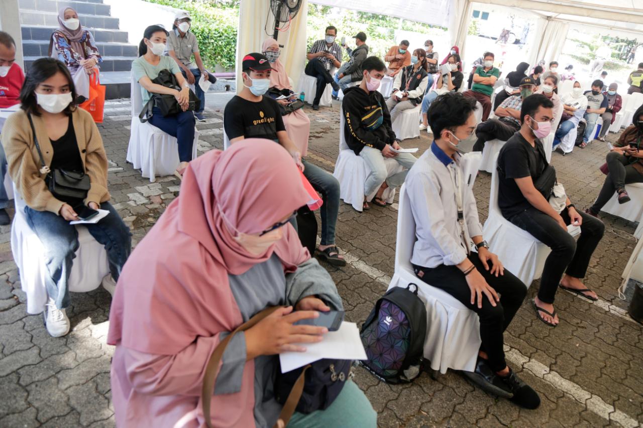 Hari Kedua Sentra Vaksinasi...