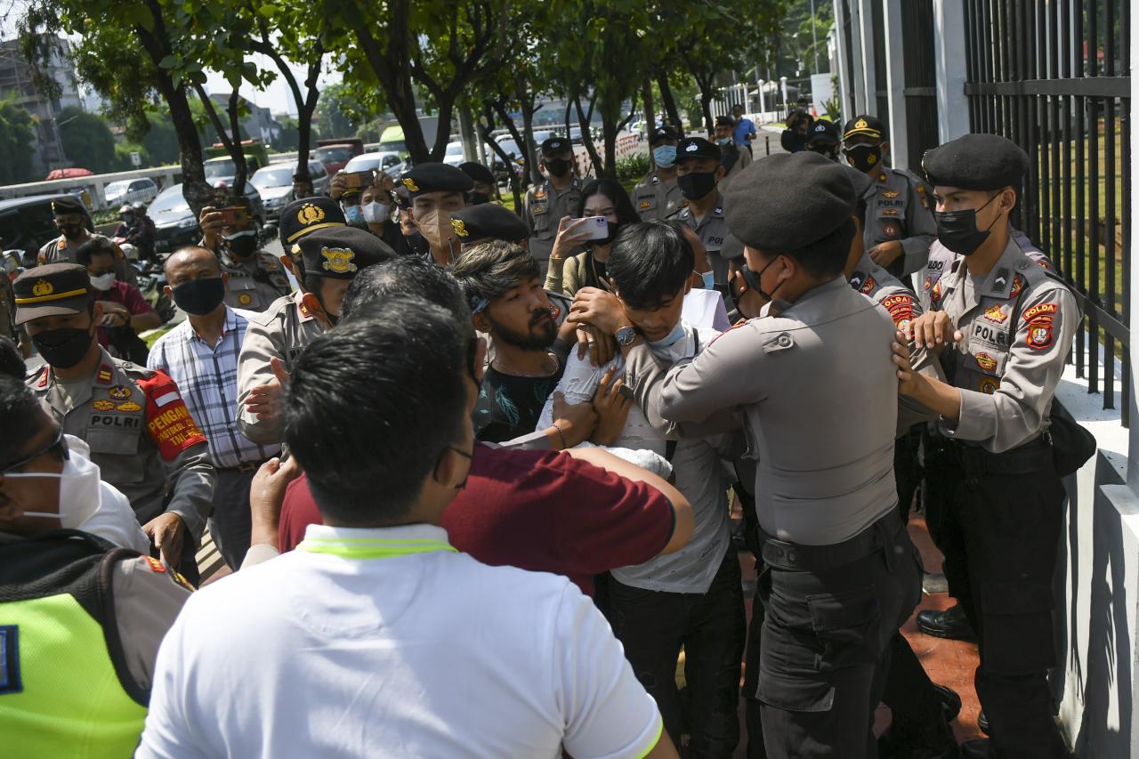 Ricuh, Polisi Bubarkan...