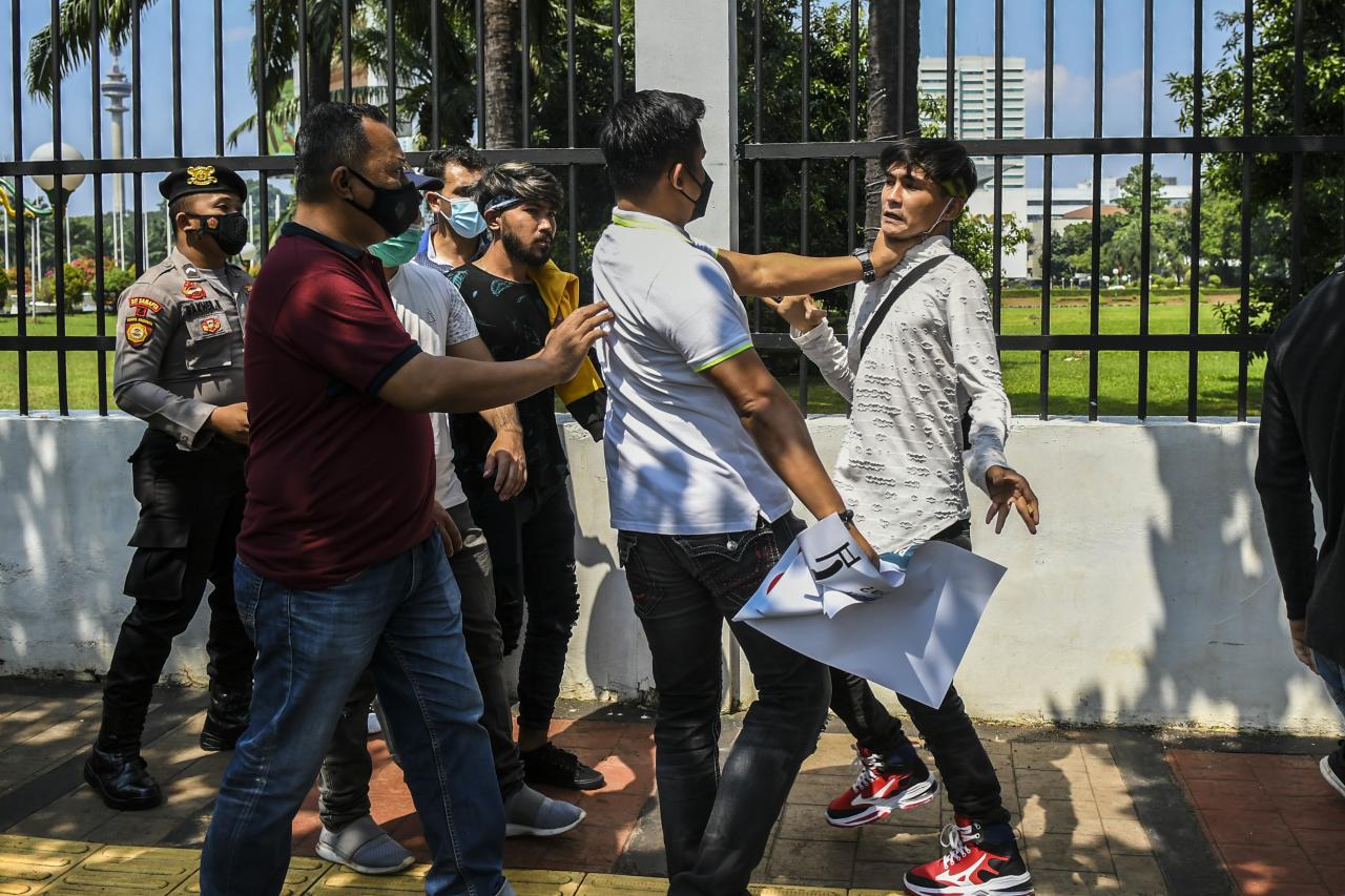 Ricuh, Polisi Bubarkan...
