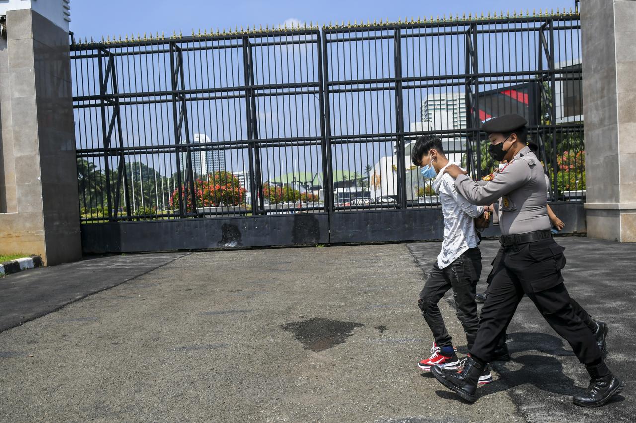 Ricuh, Polisi Bubarkan...